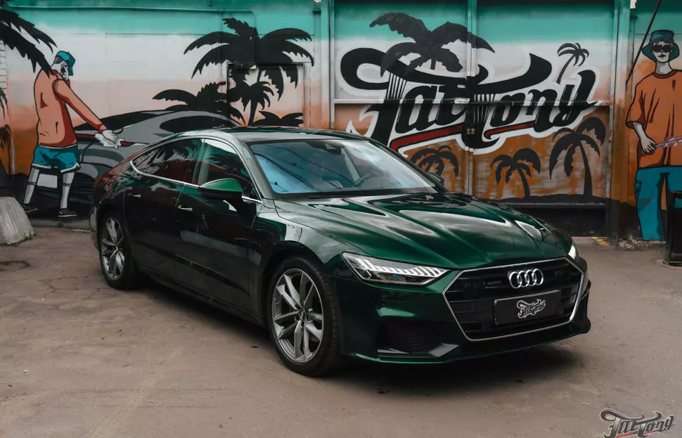 Оклеили Audi A7 изумрудным винилом и защитили полиуретаном, окрасили суппорта с логотипами, провели химчистку и обработали кожу керамикой